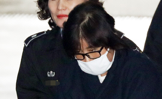 영장실질심사 출석하는 최순실      (서울=연합뉴스) 임헌정 기자 = '국정농단' 의혹을 받는 최순실(개명 후 최서원)씨가 구속 전 피의자심문(영장실질심사)을 받기 위해 3일 오후 서울 서초동 서울중앙지법에서 호송차에서 내려 법정으로 향하고 있다. 2016.11.3      kane@yna.co.kr  (끝)